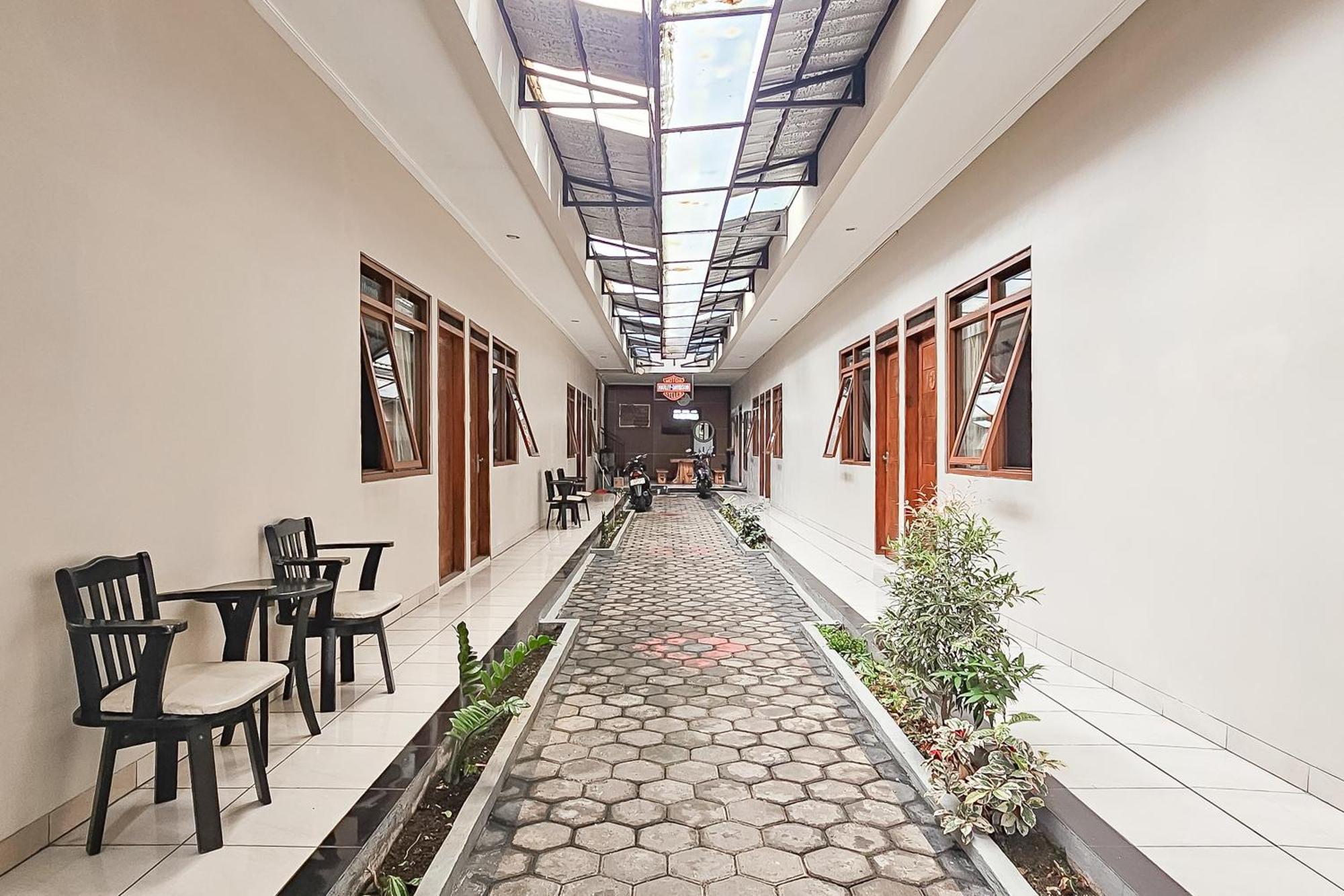 Wisma Brata Mitra Reddoorz 苏加武眉 外观 照片
